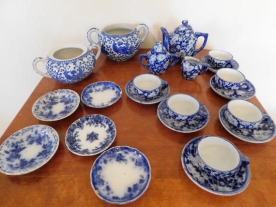 SMALL BLUE & WHITE CHILDS TEA SET & (5) INDIVIDUAL OPEN SALTS