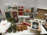 ASSORTED VINTAGE CHRISTMAS DECORATIONS