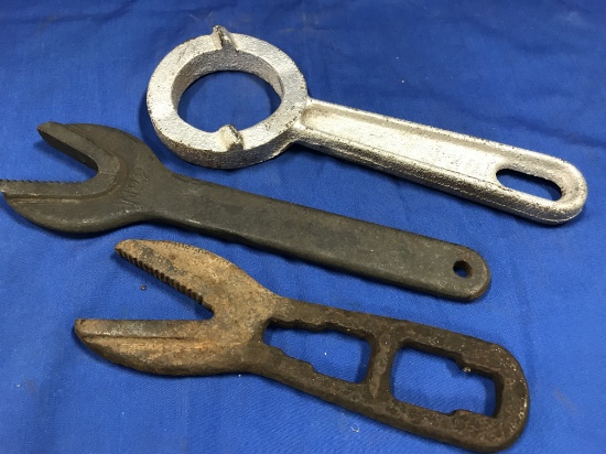 VINTAGE IH CIRCULAR WRENCH & (2) ALLIGATOR TRACTOR WRENCHES