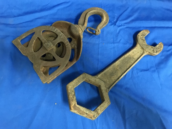 UNMARKED CAST IRON BARN PULLY & WRENCH