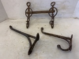 (2) UNMATCHED HARNESS HOOKS & OLD HORSE BIT