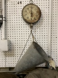 HANGING SCALE W/ METAL FUNNEL