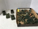 FLAT OF TOY PLASTIC SOLDIERS & AMRY TOYS