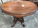 VICTORIAN WALNUT OVAL PARLOR TABLE