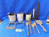 ASSORTED VINTAGE / ANTIQUE KITCHEN UTENSILS