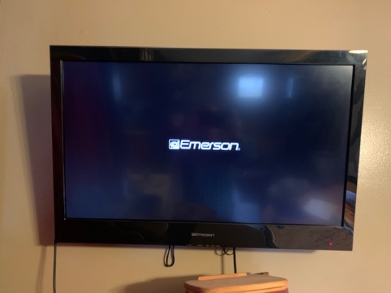 EMERSON 32" FLAT SCEEN TV - WORKS, NO REMOTE