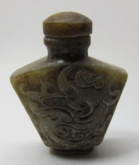 CHINESE CARVED GREEN HARDSTONE DRAGON SNUFF BOTTLE