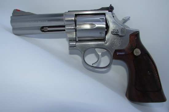SMITH S&W 686 REVOLVER PISTOL STAINLESS WOOD GRIPS
