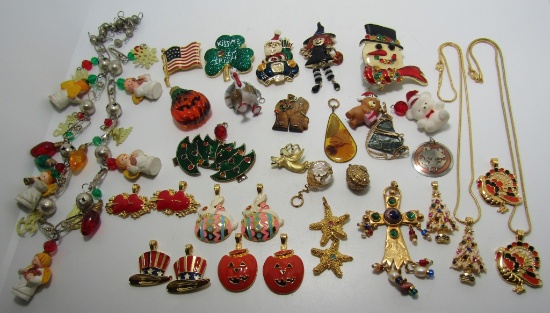 33PC HOLIDAY PIN PENDANT NECKLACE COLLECTION LOT