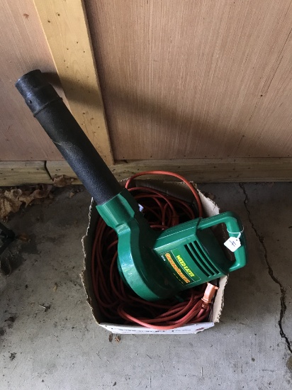 Weedeater Leaf Blower wit h Box of Three Extenstion Cords