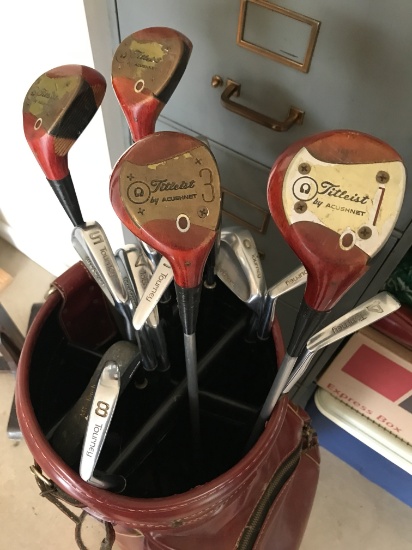 Set Of Titliest Golf Clubs W/Bag