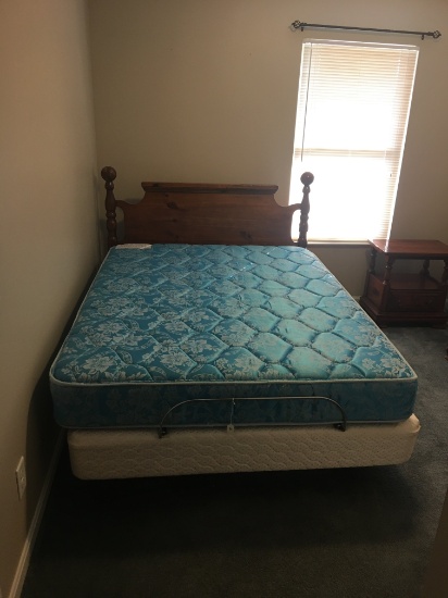 Select Comfort, Queen Size Bed with Marquis Mattress and Pine Headbord