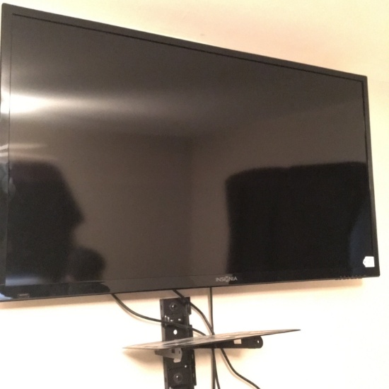 Insignia 40" Flat Screen TV W/Remote