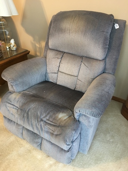 La-Z-Boy Recliner *Shows Some Wear. Please Look At Pix Closely*