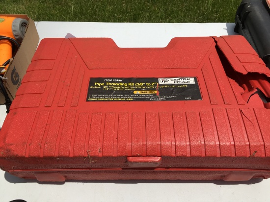 Central Forge Pipe Threading Kit 3/8"-2" In Damaged Case