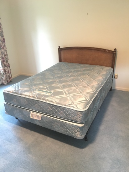 Quality Kindell, Grand Rapids Full Size Bed In Cherry W/Mattress & Box Springs