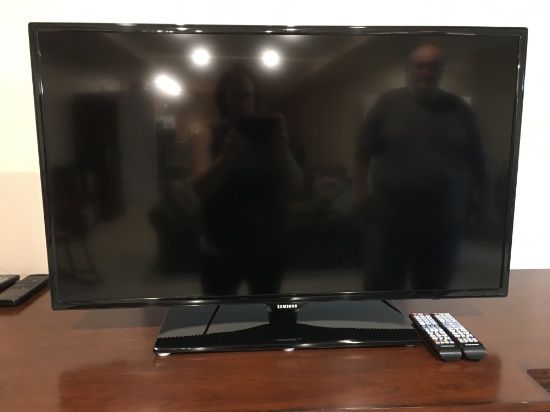 Samsung 40" Flat Screen TV W/Remote