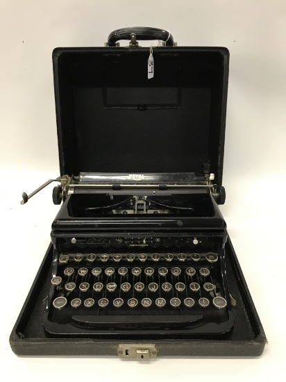 Vintage Royal Typewriter In Carrying Case