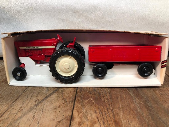 Ertl International Harvester Tractor/Wagon