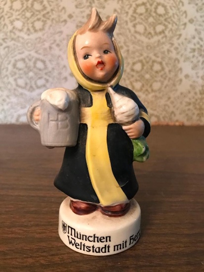 Hummel Figurine: "Munchen Weltstadt Mit Herz" Girl With Beer Stein
