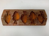 Lodge Cast Iron Cornbread Mold W/Fish Design