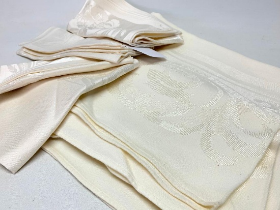 Vintage Linen Tablecloth W/(4) Matching Napkins