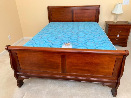 Queen Size, Mahogany Finish Sleigh Bed