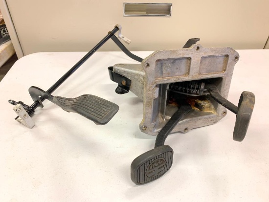 Alfa Romeo Peddle Assembly as Pictured, The Gas Pedal Assembly is 16" long