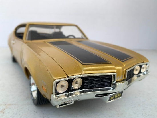 Ertl 1:18 Scale Die Cast 1969 Oldsmobile 442. This Appears to be Missing Passenger Rear View Mirror