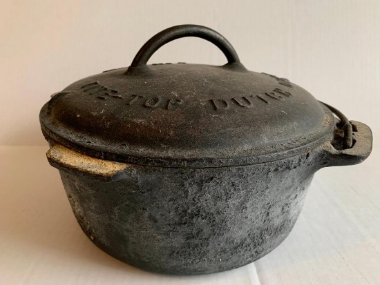 Vintage Griswold Cast Iron No 7 Tite Top Dutch Oven w/Lid. This is 4" T x 9" in Diameter