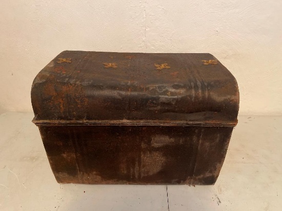 Antique Metal Trunk. Has Some Rust & Dents. This is 15" T x 23" W x 17" D