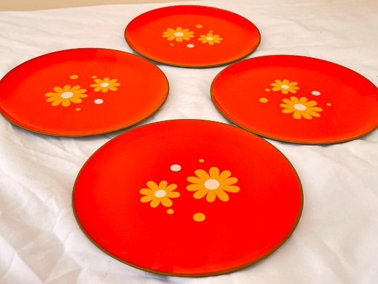 Set of 4 7.5" Plastic Vintage Retro Plates