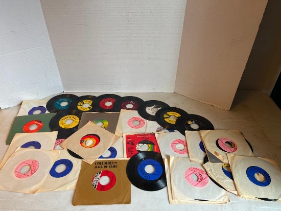 Group of 45RPM Records and Most are in Sleeves, You are getting what is pictured