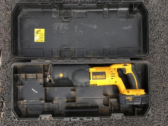 Dwalt Cordless Sawall DC385 with Case