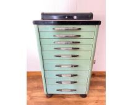 Online Auction of Vintage Furniture and Decor
