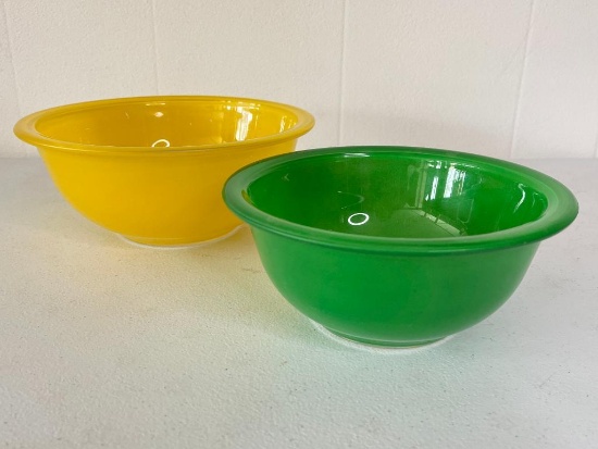 Set of 2 Pyrex Bowls