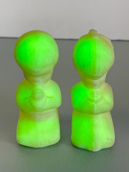 Pair of Fenton Satin Custard Uranium Praying Children