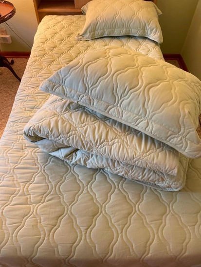 Pair of Full Size Comforters with 2 Shams