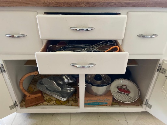 Kitchen Drawer and Cabinet Content Lot