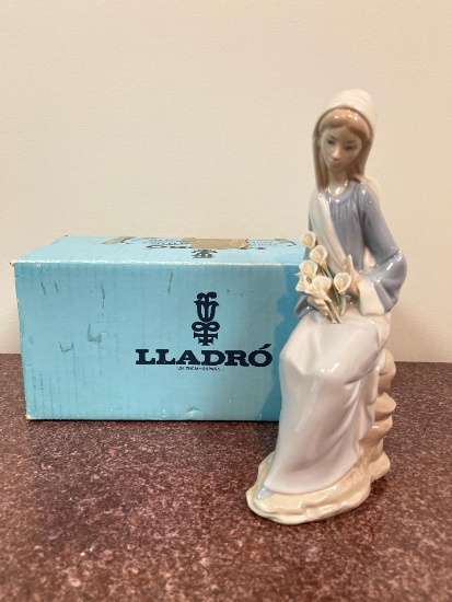 Lladro Figurine - Sitting Girl with Lillies