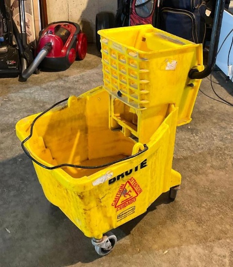 Brute Mop Bucket
