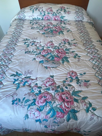 Vintage Tuttle Creek Queen Size Comforter