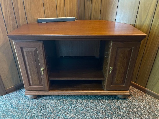 Short Corner Media Center