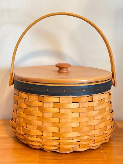 Longaberger Basket with Lid (2001 Collector's Club)