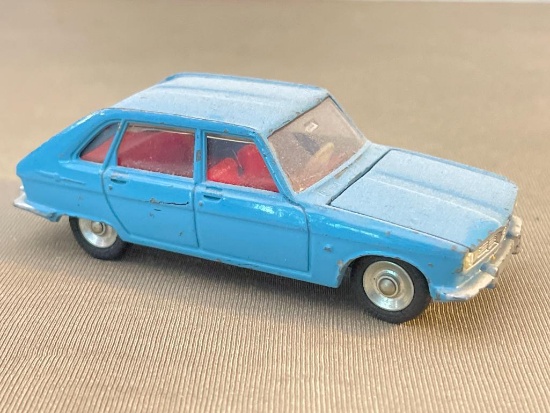Vintage Dinky Toys No. 537 Renault 16 Die Cast Car