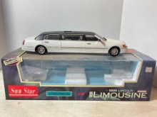 Die Cast Car (1:18 Scale) - Sun Star 1999 Lincoln Limousine