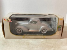 Die Cast Car (1:18 Scale) - Signature Models 1936 Pontiac Deluxe