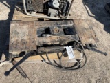 Skidsteer mount adapter plate with hydraulic