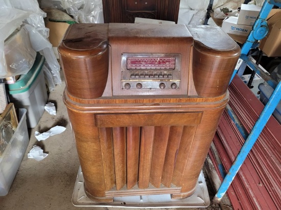 Wood Stand-Up Radio