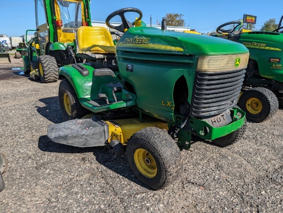 John Deere LX266 Lawn Tractor